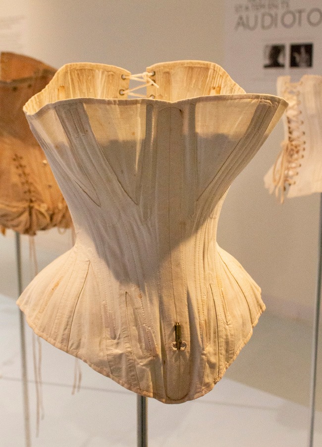 Un typique corset ancien.