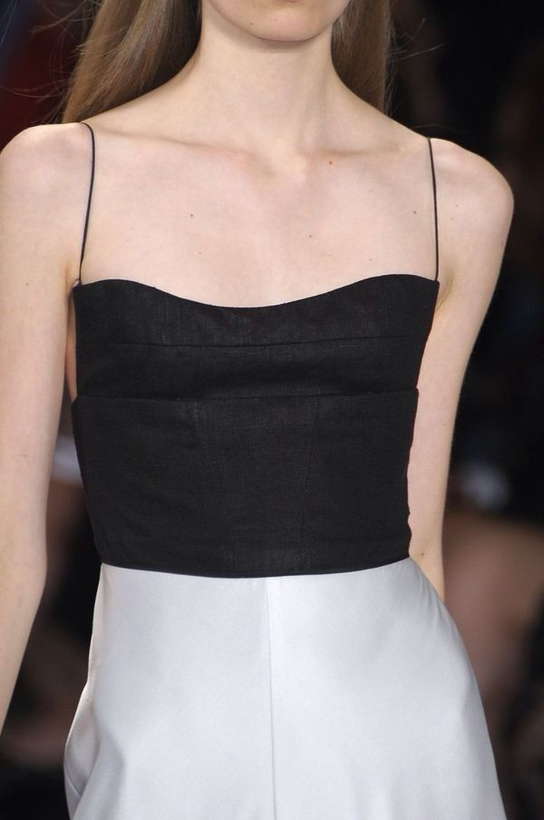 Le minimalisme dans la mode, avec deux pièces simples.